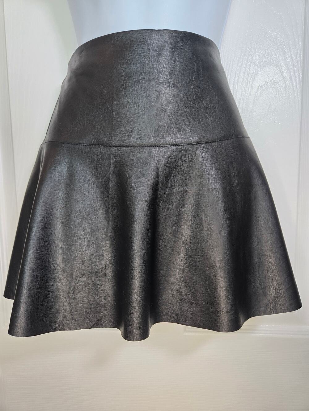 Sans Souci Women Black Faux Leather Skirt; Drop Waist; Flounce Skirt Size Small